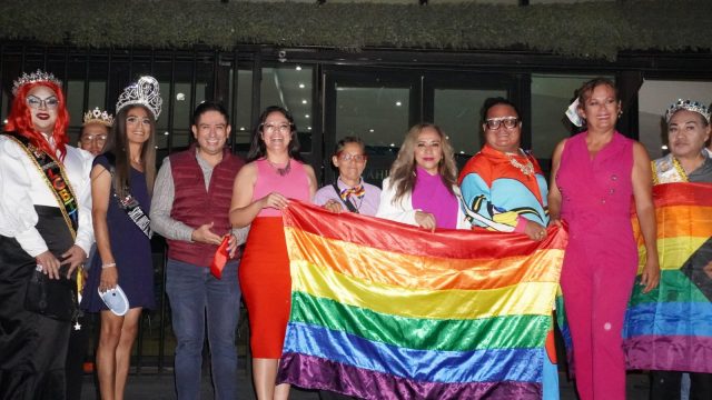 Realizan encendido de luces del orgullo LGBTIQ+ en el Congreso del estado