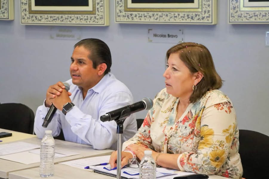 El diputado Joaquín Badillo Escamilla habla por micrófono, sentado a la mesa junto a la diputada Beatriz Vélez Núñez, durante la reunión de organización de la consulta.