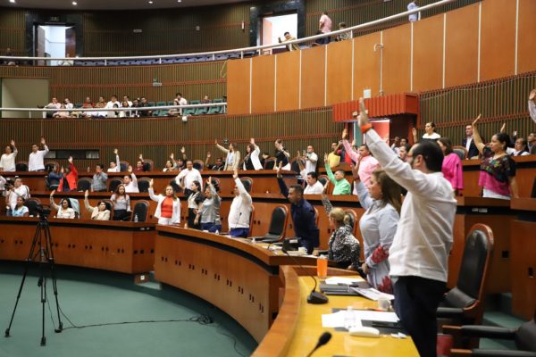 SE INTEGRAN LOS GRUPOS PARLAMENTARIOS Y REPRESENTACIONES DE LA LXIV LEGISLATURA