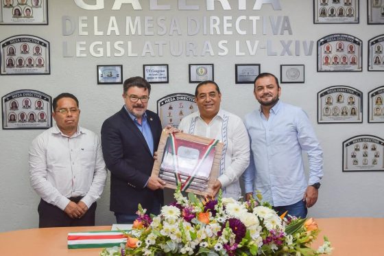 RECIBE ALEJANDRO CARABIAS LIBROS DEL ESTADO QUE GUARDA LA MESA DIRECTIVA PARA EL SEGUNDO AÑO DE LA LXIV LEGISLATURA