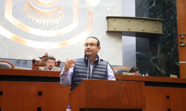 Chilpancingo, Gro; 19 de enero de 2025.- El diputado Julián López Galeana (MC) propuso un punto de acuerdo para exhortar al Ayuntamiento de Acapulco de Juárez a implementar un programa de ordenamiento vial. El legislador manifestó que el objetivo es mejorar la movilidad, reducir los riesgos de accidentes y fortalecer la seguridad vial en el puerto. Destacó que el crecimiento urbano y el aumento del parque vehicular han generado congestionamientos y afectaciones a la movilidad de residentes, trabajadores y turistas, por lo que resulta necesario aplicar acciones técnicas y planificadas, como establecer calles de un solo sentido. Plantea que, a través de la Coordinación de Movilidad y Transporte municipal, se regule el tránsito y se garanticen condiciones adecuadas de desplazamiento, priorizando la seguridad, la eficiencia y la convivencia. La propuesta fue turnada a la Comisión de Transporte.