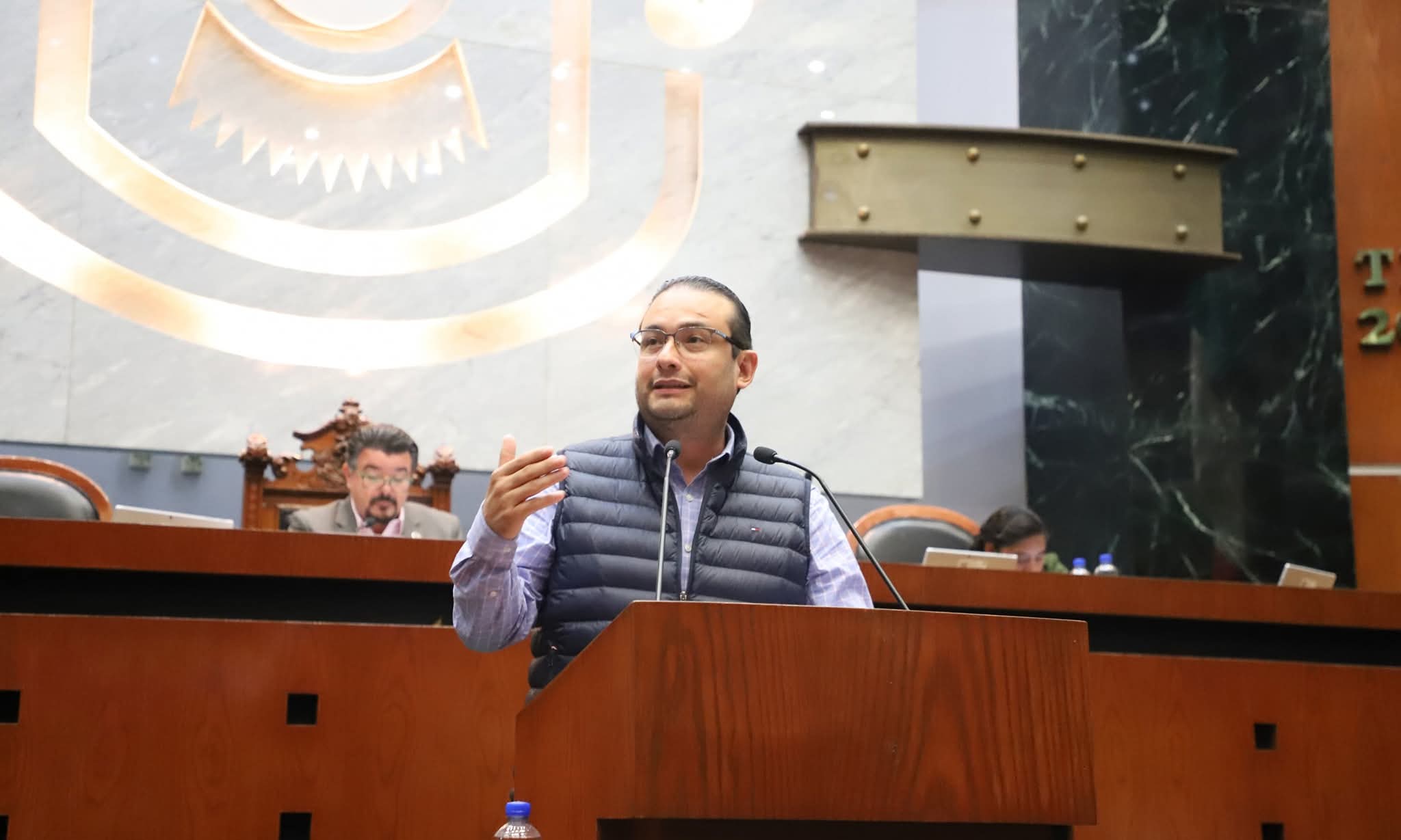 Chilpancingo, Gro; 19 de enero de 2025.- El diputado Julián López Galeana (MC) propuso un punto de acuerdo para exhortar al Ayuntamiento de Acapulco de Juárez a implementar un programa de ordenamiento vial. El legislador manifestó que el objetivo es mejorar la movilidad, reducir los riesgos de accidentes y fortalecer la seguridad vial en el puerto. Destacó que el crecimiento urbano y el aumento del parque vehicular han generado congestionamientos y afectaciones a la movilidad de residentes, trabajadores y turistas, por lo que resulta necesario aplicar acciones técnicas y planificadas, como establecer calles de un solo sentido. Plantea que, a través de la Coordinación de Movilidad y Transporte municipal, se regule el tránsito y se garanticen condiciones adecuadas de desplazamiento, priorizando la seguridad, la eficiencia y la convivencia. La propuesta fue turnada a la Comisión de Transporte.